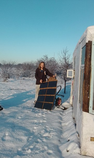 Женя направляет панель на солнечные лучи